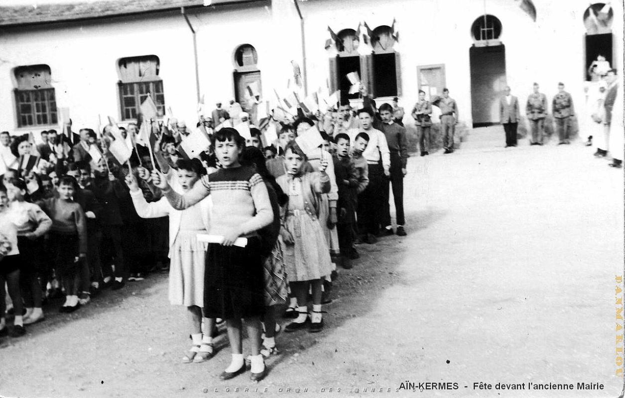 Ain-Kermes - Fete devant l'ancienne Mairie.JPG